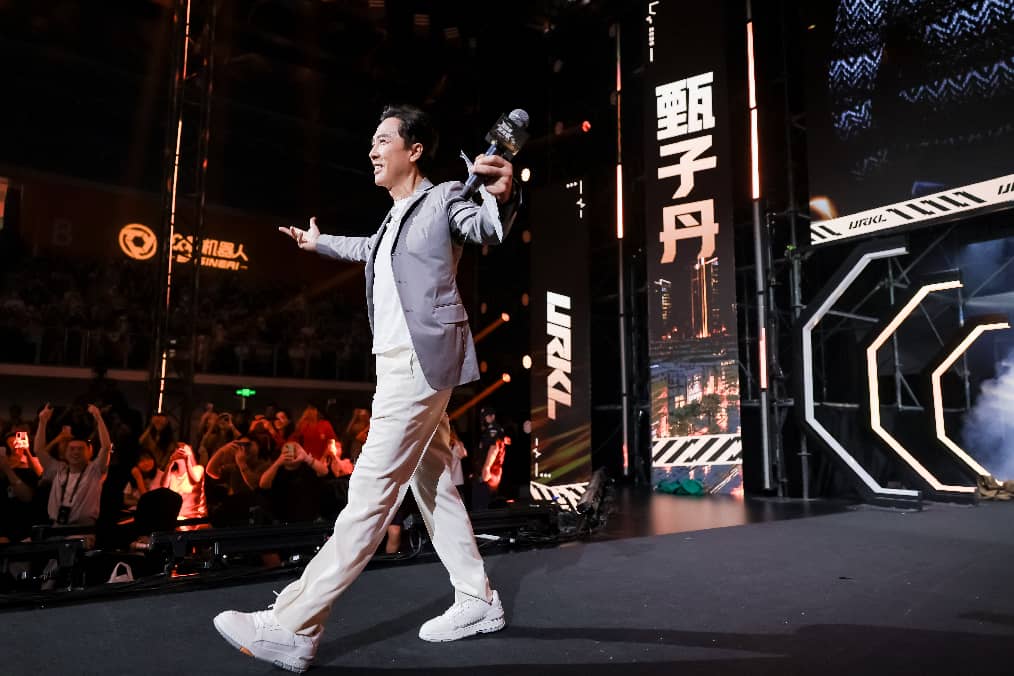 功夫巨星甄子丹化身T800的“功夫尊师”空降助阵