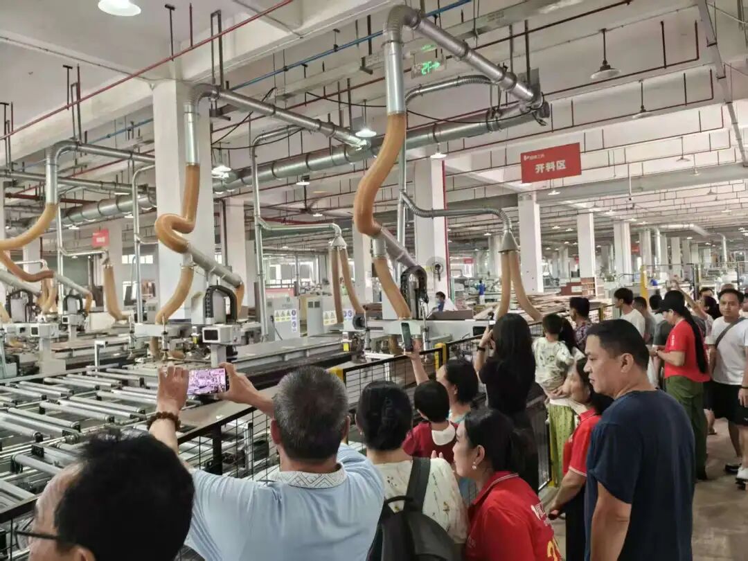 业主参观爱阁工房智能生产线。